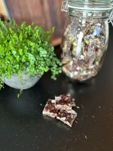 Súkkulaðibitar með hnetum og döðlum